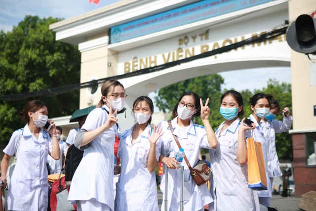 300 sinh viên Trường Cao đẳng Y tế Bạch Mai hỗ trợ Bắc Giang chống dịch - 1