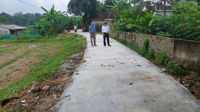 Khi nông dân nghèo bán bò, góp tiền làm đường nông thôn mới - 3