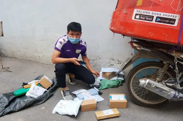 Hà Nội: Đội nắng 40 độ C, shipper làm không hết việc - 4