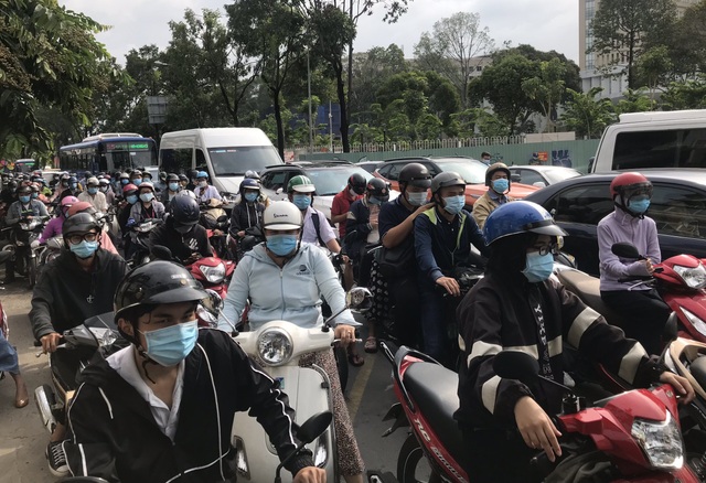Hàng nghìn người kẹt xe nghiêm trọng giữa nơi cách ly xã hội Gò Vấp - 3 Hàng nghìn người kẹt xe nghiêm trọng giữa nơi cách ly xã hội Gò Vấp - 3