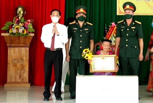 Trao tặng mẹ Lê Thị Kính danh hiệu Bà mẹ Việt Nam anh hùng - 1 Trao tặng mẹ Lê Thị Kính danh hiệu Bà mẹ Việt Nam anh hùng - 1