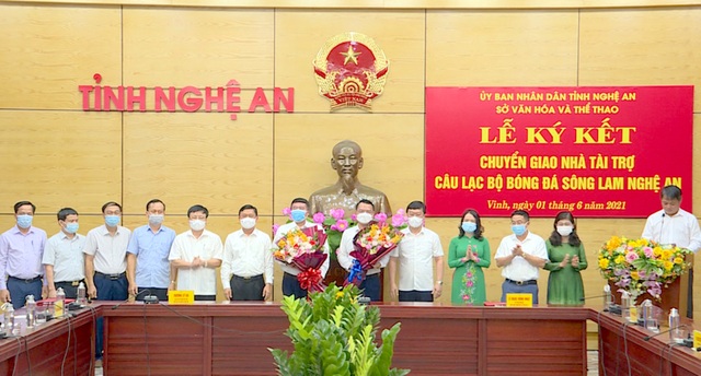 tang_hoa_20210601164202.jpg Lãnh đạo tỉnh Nghệ An tặng hoa chúc mừng nhà tài trợ CLB bóng đá Sông Lam Nghệ An (Ảnh: Nguyễn Nam)