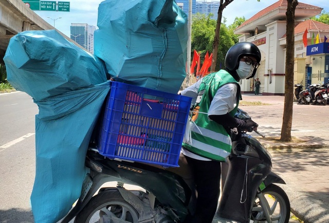 Hà Nội: Đội nắng 40 độ C, shipper làm không hết việc - 1