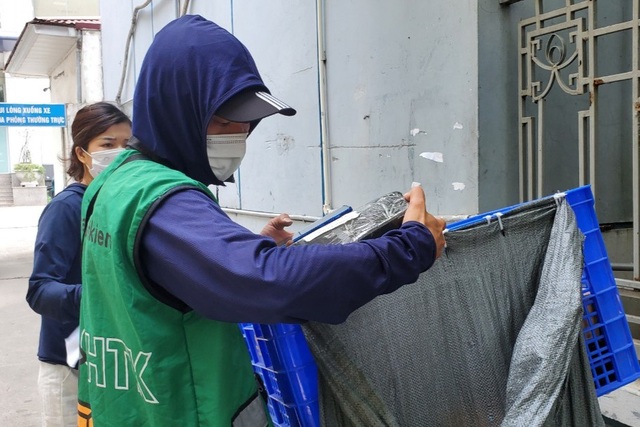 Hà Nội: Đội nắng 40 độ C, shipper làm không hết việc - 2