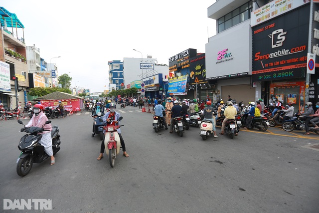 Quận Gò Vấp xả chốt kiểm soát y tế trong giờ cao điểm, hết ùn tắc - 6 Quận Gò Vấp xả chốt kiểm soát y tế trong giờ cao điểm, hết ùn tắc - 6