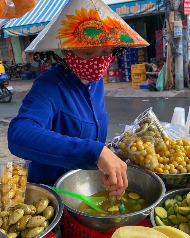 Xe trái cây dạo 30 năm gây nghiện với món lạ ổi luộc chấm mắm ruốc - 1