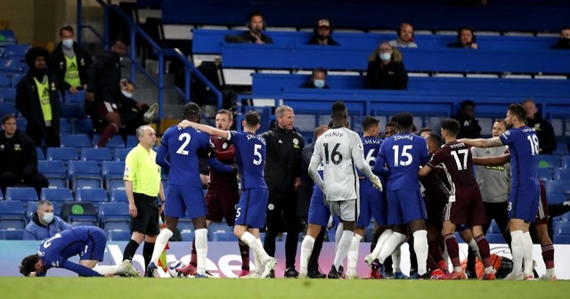 Để cầu thủ xô xát, Chelsea và Leicester cùng bị phạt nặng - 1