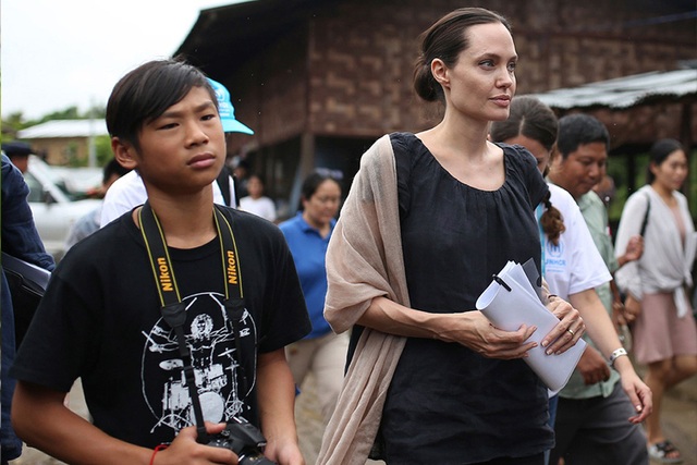 Con gái Triệu Vy từ thiện tiền tỷ, con Angelina Jolie đi giúp người nghèo - 4 Con gái Triệu Vy từ thiện tiền tỷ, con Angelina Jolie đi giúp người nghèo - 4