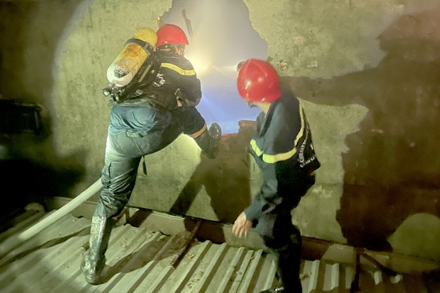 Cháy nhà lúc nửa đêm, mẹ chết, cha và con 4 tuổi bị thương - 1 Cháy nhà lúc nửa đêm, mẹ chết, cha và con 4 tuổi bị thương - 1