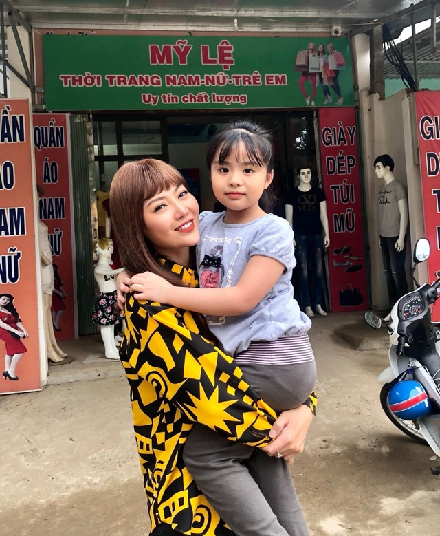 Thanh Hương tiết lộ nỗi khổ khi phải đội tóc giả trong thời tiết nóng bức - 8 Thanh Hương tiết lộ nỗi khổ khi phải đội tóc giả trong thời tiết nóng bức - 8