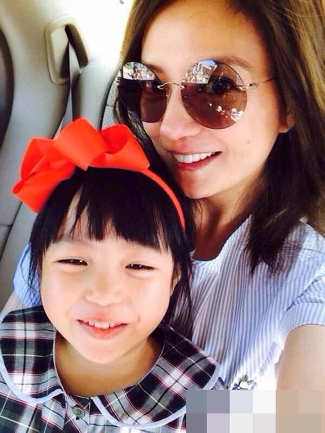 Con gái Triệu Vy từ thiện tiền tỷ, con Angelina Jolie đi giúp người nghèo - 2 Con gái Triệu Vy từ thiện tiền tỷ, con Angelina Jolie đi giúp người nghèo - 2