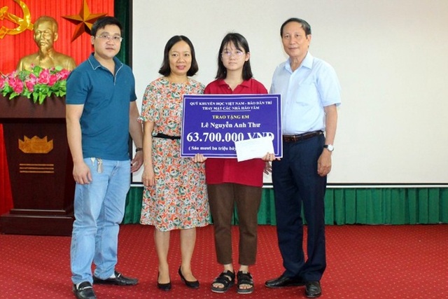 Các nhà hảo tâm giúp đỡ nữ sinh trường chuyên mồ côi gần 64 triệu đồng - 1 Các nhà hảo tâm giúp đỡ nữ sinh trường chuyên mồ côi gần 64 triệu đồng - 1