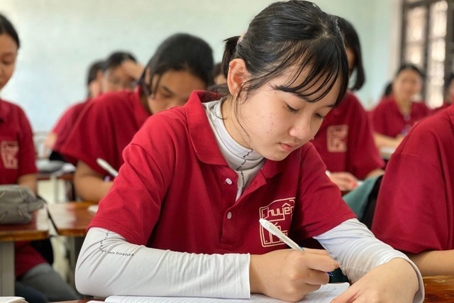 Các nhà hảo tâm giúp đỡ nữ sinh trường chuyên mồ côi gần 64 triệu đồng - 4 Các nhà hảo tâm giúp đỡ nữ sinh trường chuyên mồ côi gần 64 triệu đồng - 4
