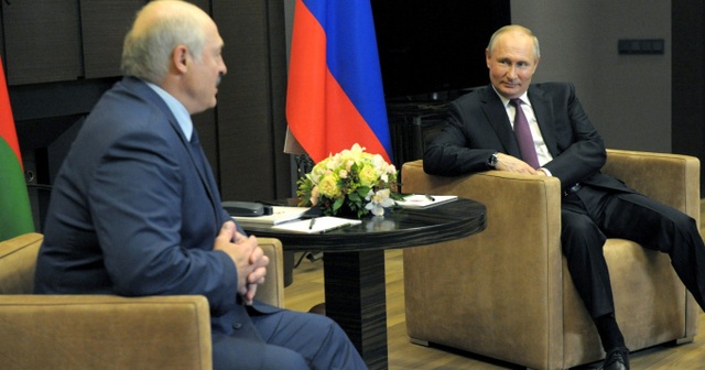 Bí mật bên trong chiếc vali đen Tổng thống Belarus đưa cho ông Putin - 1