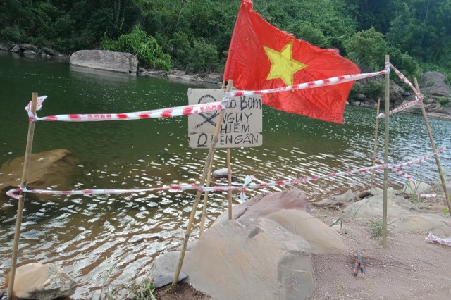 Phong tỏa khu vực phát hiện quả bom dài hơn 1 m - 2 Phong tỏa khu vực phát hiện quả bom dài hơn 1 m - 2
