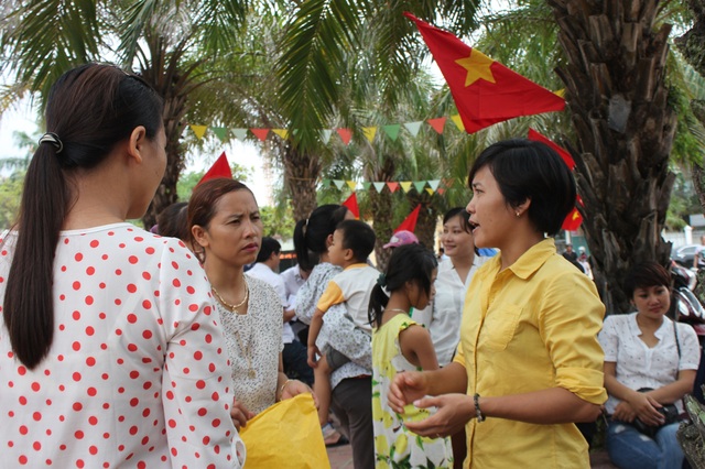 Vì sao VNEN chưa “được lòng” phụ huynh? - 1 Phụ huynh Trường Tiểu học Nguyễn Trãi (TP Vinh, Nghệ An) băn khoăn về mô hình VNEN trước thềm năm học mới.