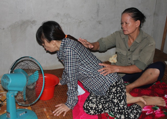 Ngặt nghèo sự sống của thôn nữ sau 4 lần mổ tim lại mắc bệnh ung thư - 2 Tác dụng phụ của việc điều trị bằng hóa chất khô khiến Thương phải trải qua những cơn nôn, ho co rút người.