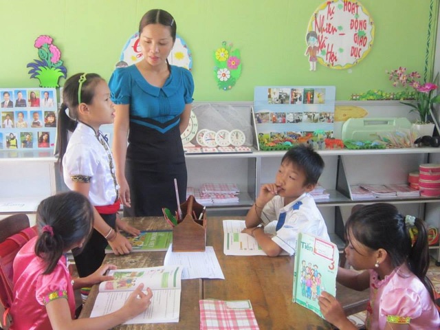 Vì sao VNEN chưa “được lòng” phụ huynh? - 4 Ngành giáo dục đã giao quyền tự chủ cho giáo viên. Giáo viên có thể điều chỉnh cách thức tổ chức dạy học, phân bổ thời gian cho phù hợp để học sinh yếu cho thể hiểu được bài, học sinh khá được làm thêm các phần bài tập nâng cao. Bởi vậy, mô hình này cũng đòi hỏi giáo viên phải đổ sức ra nhiều hơn so với mô hình dạy học truyền thống.