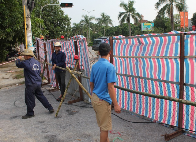 Hè, đường sụt vỡ toang hoác ở Vinh: Không phải lần đầu - 4 Đơn vị thi công dựng rào chắn ngăn người và phương tiện đi vào đoạn đường đang bị sụt lún (ảnh chụp sáng 16/9).