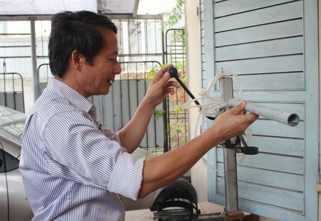 "Sáng kiến" bể bơi 10 triệu đồng của thầy giáo xứ Nghệ - 4 Thầy Thanh kiểm tra dụng cụ nâng sẽ được bổ sung vào chiếc bể của mình nhằm giúp học sinh dễ luyện tập hơn.