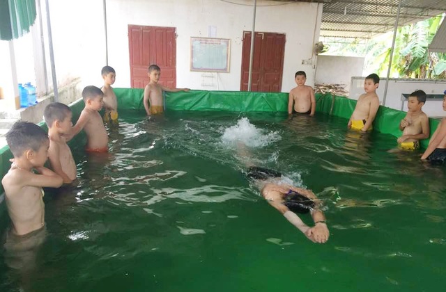 "Sáng kiến" bể bơi 10 triệu đồng của thầy giáo xứ Nghệ - 2 Các học sinh Trường Tiểu học thị trấn Anh Sơn học bơi trong chiếc bể mini của thầy Thanh dưới sự hướng dẫn của giáo viên thể dục.