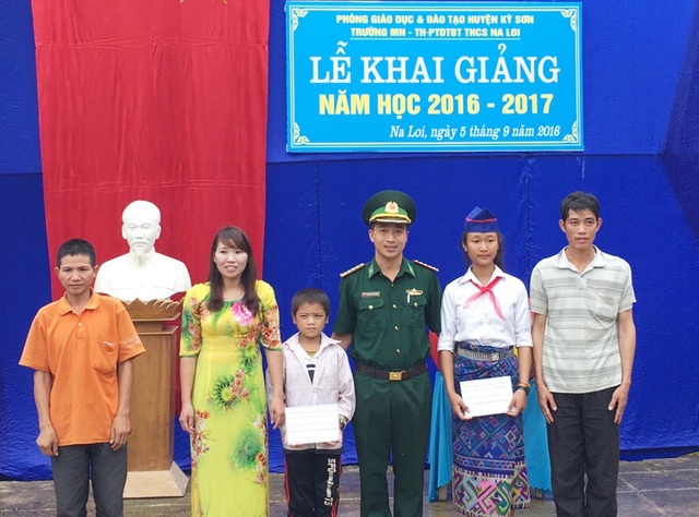 Người lính quân hàm xanh trích tiền lương giúp học sinh nghèo tới trường - 2 Đồn Biên phòng Na Loi trao số quà cho 2 học sinh được Đồn nhận hỗ trợ tại buổi lễ khai giảng năm học mới.