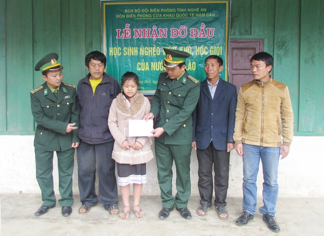 Người lính quân hàm xanh trích tiền lương giúp học sinh nghèo tới trường - 3 Đồn biên phòng Nậm Cắn (Kỳ Sơn, Nghệ An) trao tiền hỗ trợ và nhận đỡ đầu học sinh người Lào.