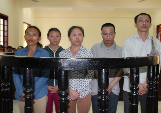 Cháu bé 5 tuổi bị bán sang Trung Quốc với giá 70 triệu đồng - 1 Các bị cáo trước vành móng ngựa.