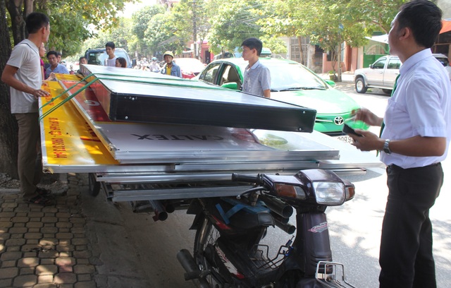 Va quệt rồi bỏ chạy, xe máy kéo xe tự chế bị nhiều taxi truy đuổi - 1
Sau khi va quệt với xe taxi, bỏ chạy qua 5 tuyến đường, gây hư hỏng 2 ô tô khác, chiếc xe máy chở theo rơ-moóc tự chế chở hàng cồng kềnh bị ép tấp vào lề. Thanh niên điều khiển xe máy và người đi cùng vứt xe lại và bỏ trốn.