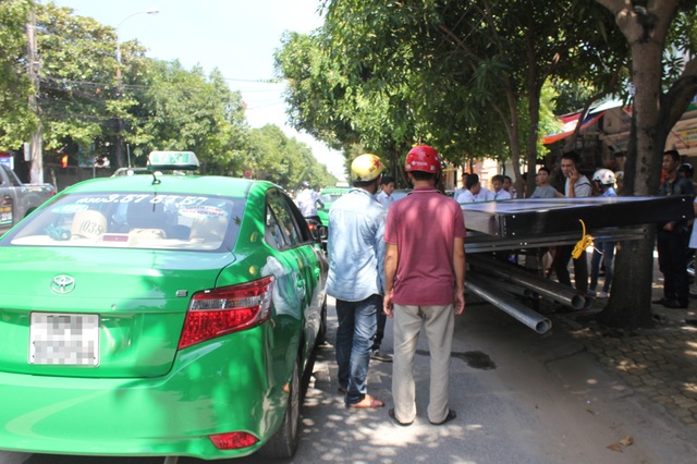 Va quệt rồi bỏ chạy, xe máy kéo xe tự chế bị nhiều taxi truy đuổi - 2 Chiếc xe máy chỉ chịu dừng lại sau khi bị khóa đầu, khóa đuôi bởi 2 chiếc taxi.