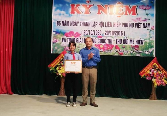 “Mẹ cứ yên giấc nhé, nơi này con bình yên lắm” - 4 Anh Nguyễn Đình Hà - Bí thư Huyện đoàn Anh Sơn trao giải Nhất cuộc thi Thư gửi mẹ hiền cho Nguyễn Anh Thư.