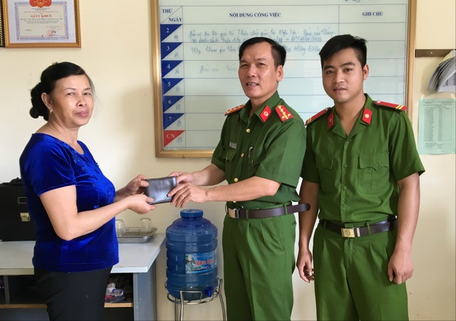 Hạ sỹ cảnh sát trả lại 15 triệu đồng nhặt được cho người đánh rơi - 1
Chỉ huy đơn vị và Hạ sỹ Nguyễn Kim Danh trao trả tài sản cho thân nhân ông Đức.