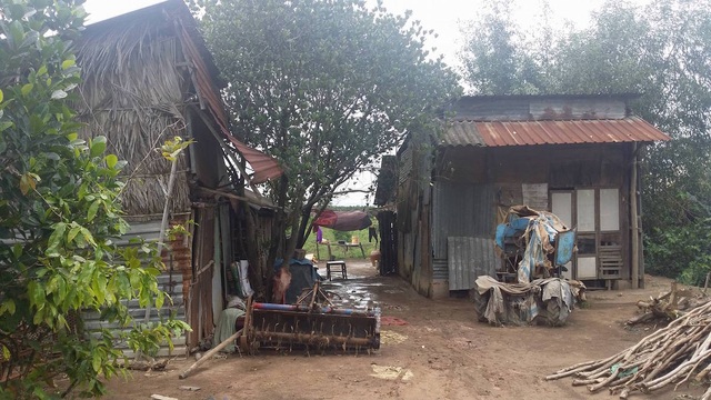 "Chết đứng" trong dự án treo: Sống trong khu đô thị tỷ đô, ra Quốc lộ phải đi bằng.. ghe - 2 Hàng trăm hộ dân phải tạm trú trong những ngôi nhà rách nát, tạm bợ