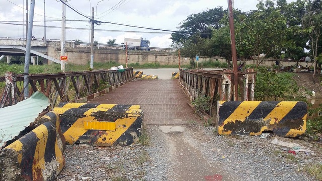 "Chết đứng" trong dự án treo: Sống trong khu đô thị tỷ đô, ra Quốc lộ phải đi bằng.. ghe - 5
Cầu sắt xuống cấp nối đường Đặng Công Bỉnh với Quốc lộ 22
