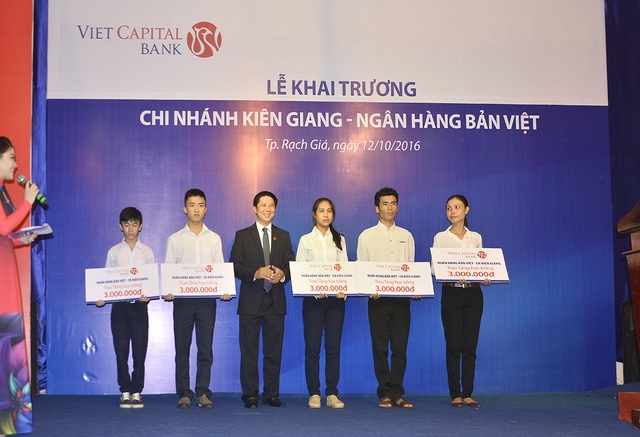 Ông Nguyễn Văn Quang (Giám đốc Chi nhánh Kiên Giang) dành tặng 5 suất học bổng cho các em sinh viên giỏi của địa phương