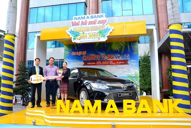 ​Bà Võ Thị Tuyết Nga – Thành viên HĐQT kiêm Phó Tổng Giám đốc Nam A Bank trao giải thưởng đặc biệt này cho khách hàng Nguyễn Xuân Trang.
