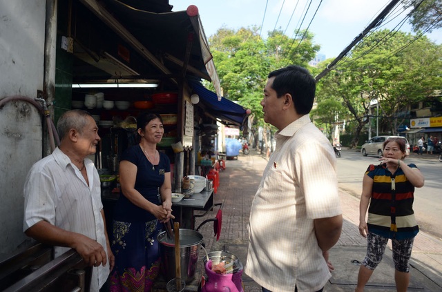 Bí thư Thăng "giải cứu" vụ bán nhà nhưng không bán tường, cầu thang - 1 Trước khi bước vào cuộc họp, Bí thư Thăng đã dạo trên tuyến phố thăm hỏi đời sống của người dân