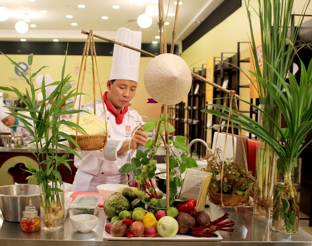 Không gian bếp đầy màu sắc của đội Indochine Palace Huế
