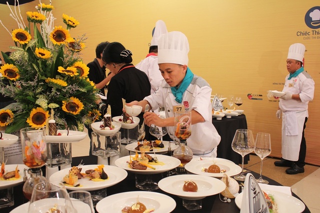 Đội 77 - Naman Retreat Resort Đà Nẵng được Chuyên gia ẩm thực Bùi Thị Sương khen ngợi về cách trang trí bàn tiệc “hiện đại và tế nhị, chứng tỏ các bạn có chú ý đến các “show” trình diễn món ăn thì mới làm được như vậy”.