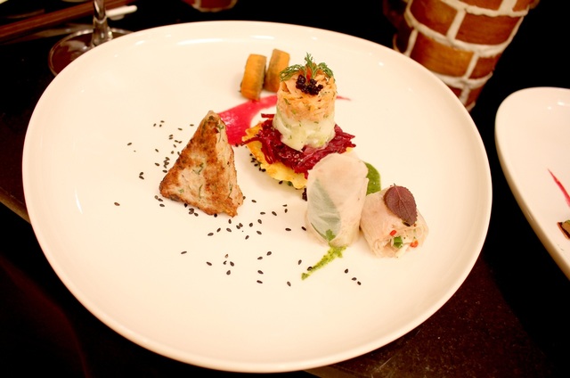 Món Việt sang trọng và thượng hạng - 7
Bưởi cốm cuốn phô mai tươi xốt húng quế - Salad cá hồi bình bát, củ dền - Vả tươi áp chảo - Cá hồi xông khói cuộn ngũ sắc xốt dền đỏ chanh dây