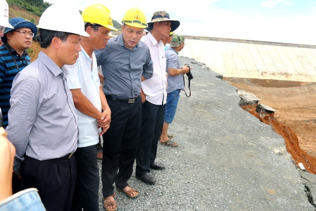 Vụ vỡ cống dẫn dòng thủy điện: Dân tưởng vỡ đập vì bất an với “quả bom nước” - 4 Đoàn công tác của Bộ Công thương và EVN lên kiểm tra sau khi sự cố xảy ra
