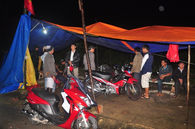 Người dân dựng lều trước cổng nhà máy thép ở phường Điện Nam Đông (thị xã Điện Bàn) phản đối nhà máy gây ô nhiễm