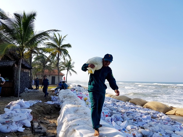 Đề xuất bơm cát để “cứu” bờ biển Cửa Đại - 2 TP Hội An đã huy động hàng trăm dân quân, bộ đội, xung kích gia cố bờ biển Cửa Đại