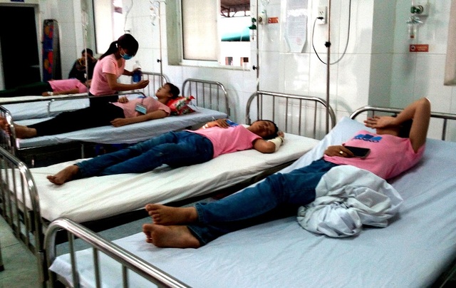 Một số công nhân bị ngất xỉu đang cấp cứu bệnh viện Minh Thiện