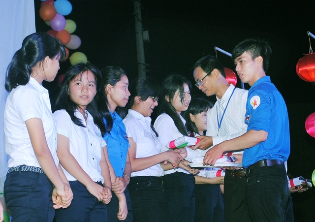Câu lạc bộ khuyến học của những người trẻ - 3 Thành viên CLB trao học bổng đến các em học sinh