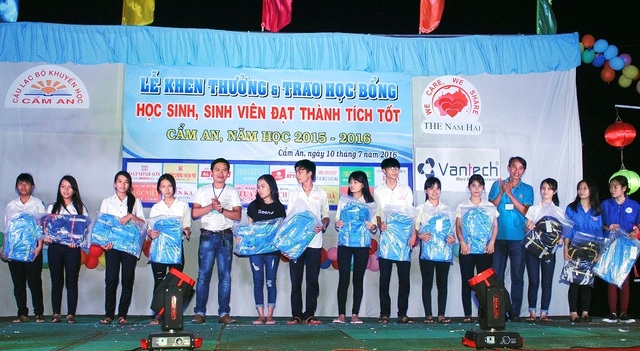 Câu lạc bộ khuyến học của những người trẻ - 2 Từ nguồn quỹ vận động, mỗi năm CLB trao hàng trăm suất quà đến các sinh viên, học sinh có hoàn cảnh khó khăn nhưng cố gắng vươn lên trong học tập