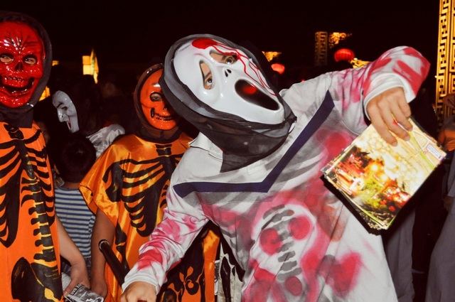 
Nhiều nhà hàng, quán bar cho người hóa trang Halloween để chào mời khách
