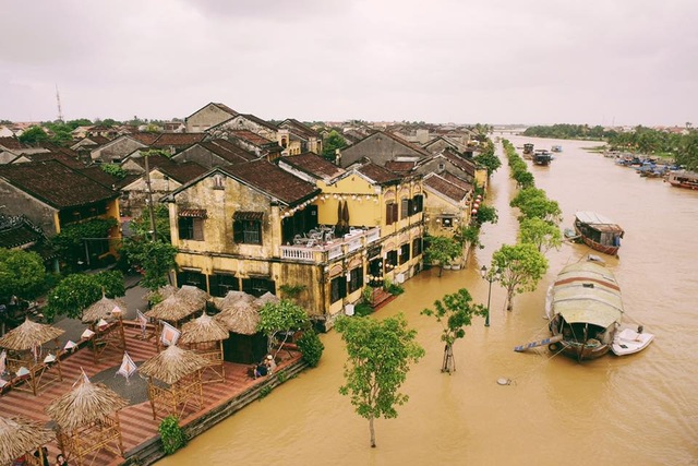Khách Tây lội nước khám phá phố cổ Hội An... trong lũ - 14 Khách Tây lội nước khám phá phố cổ Hội An... trong lũ - 14