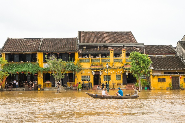 Khách Tây lội nước khám phá phố cổ Hội An... trong lũ - 3 Du khách đi ghe ngắm phố cổ