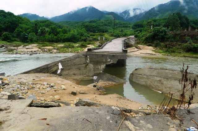 Sau mưa lũ, lộ cây cầu bê tông... không lõi thép - 1 Cầu bị mưa lũ làm sạt lở, phá hỏng phần mố cầu